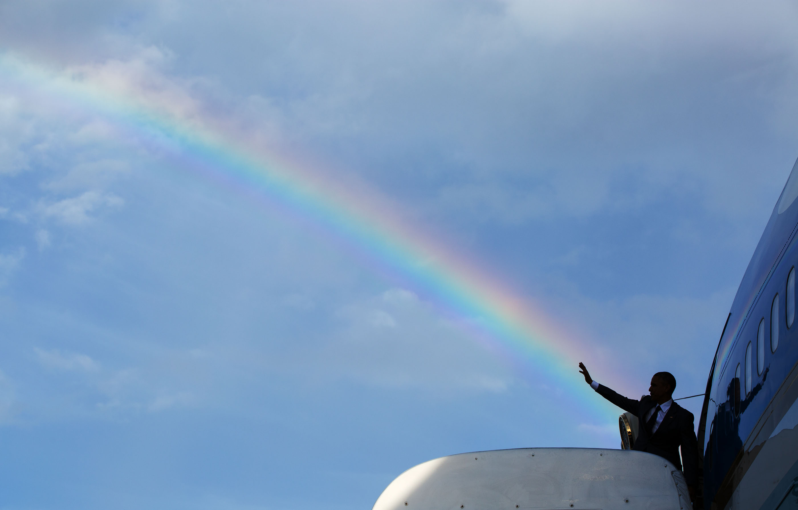 The President waves goodbye from Air Force One en route to Panama. (Official White House Photo by Pete Souza)