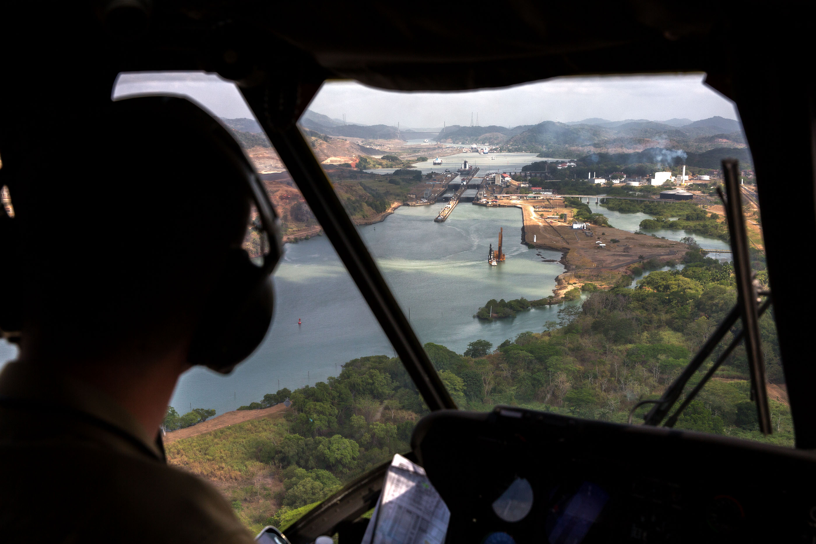 A view of the Panama Canal from the cockpit of Marine One, April 10, 2015. (Official White House Photo by Pete Souza)