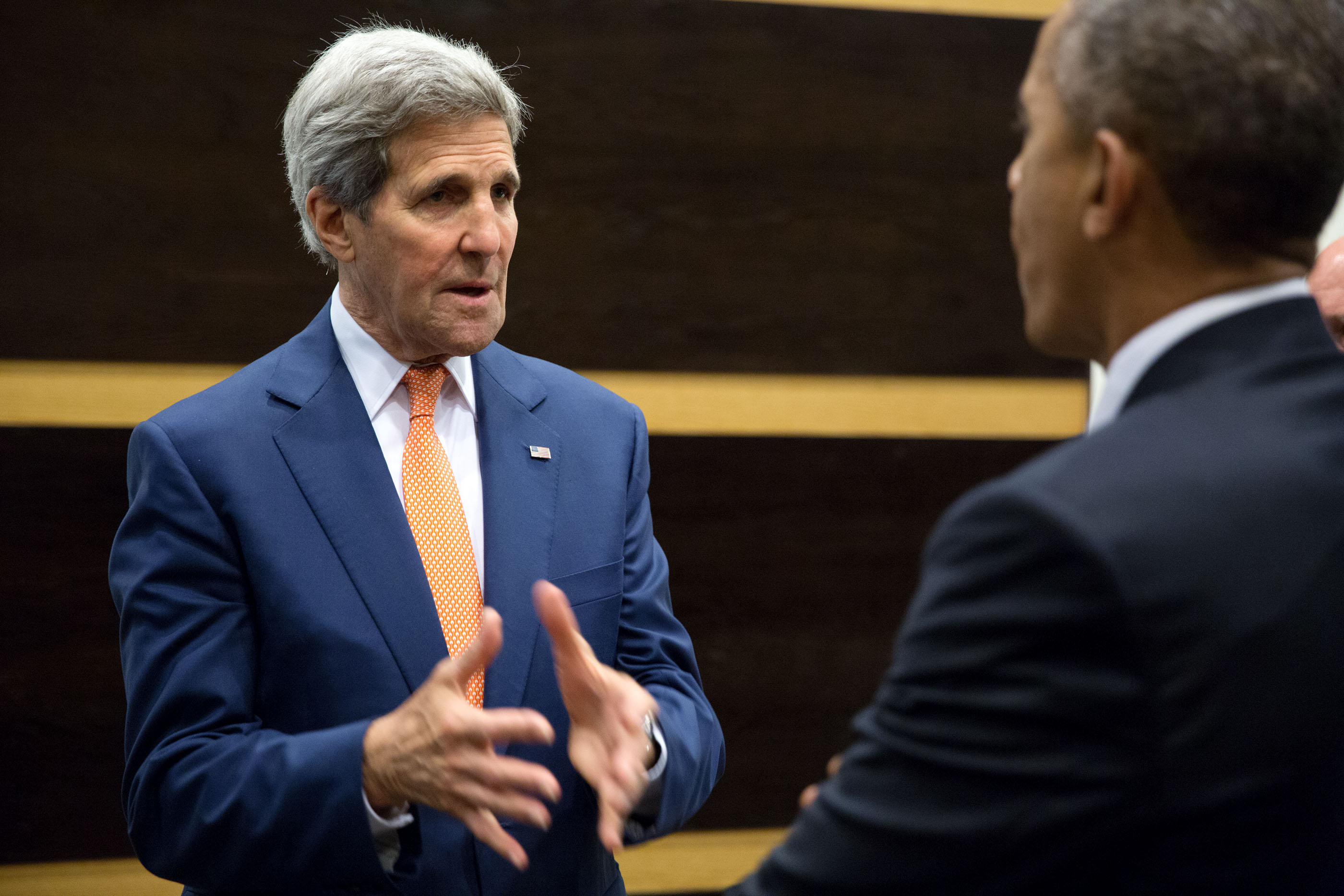 Secretary of State John Kerry confers backstage with the President at the Hotel Riu Plaza Panama. (Official White House Photo by Pete Souza) 