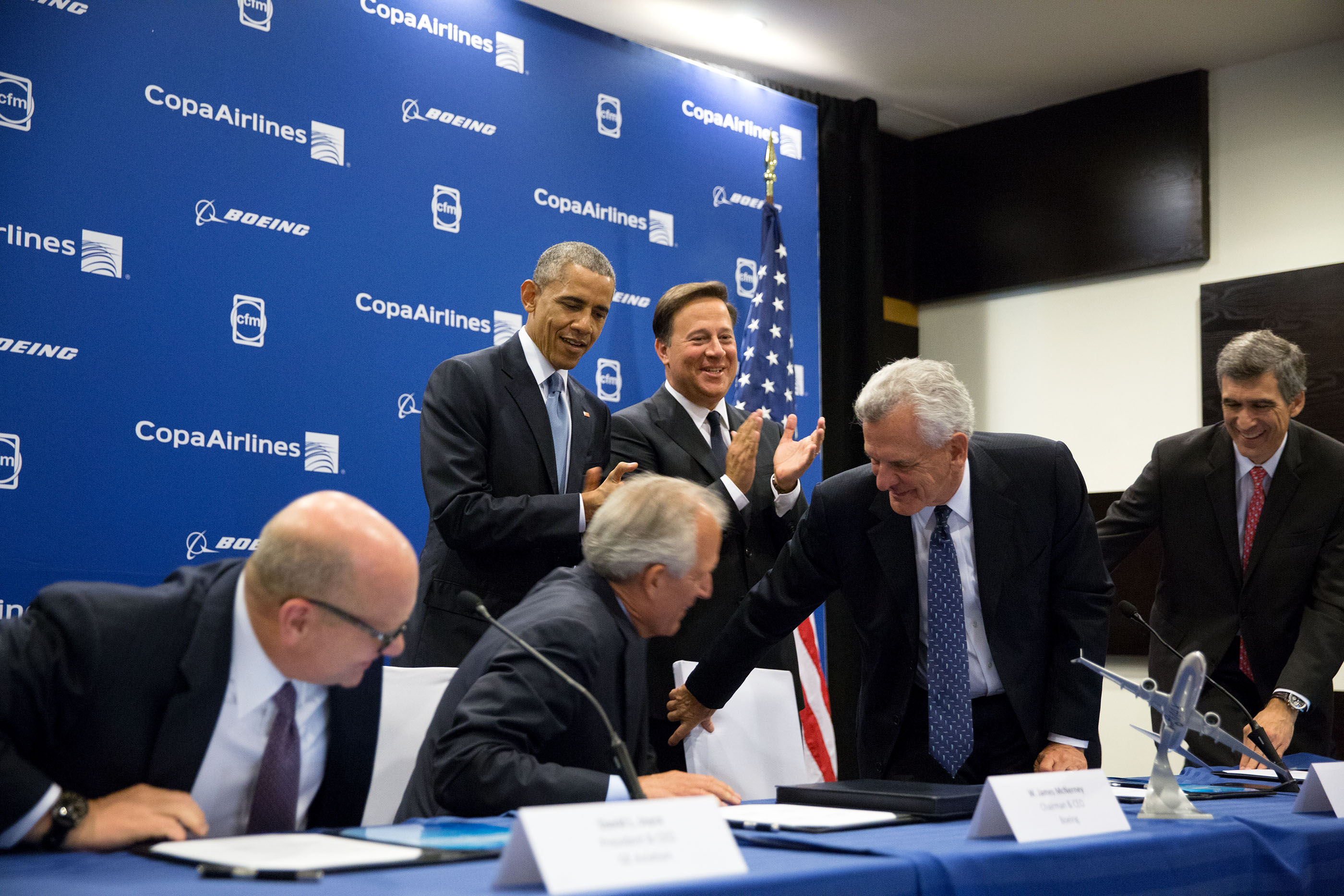 President Obama and President Varela of Panama applaud after the signing of Boeing Trade deal, a 6.6 billion purchase by Panama’s Copa Airlines and Boeing for 61 737-MAX planes. (Official White House Photo by Pete Souza)