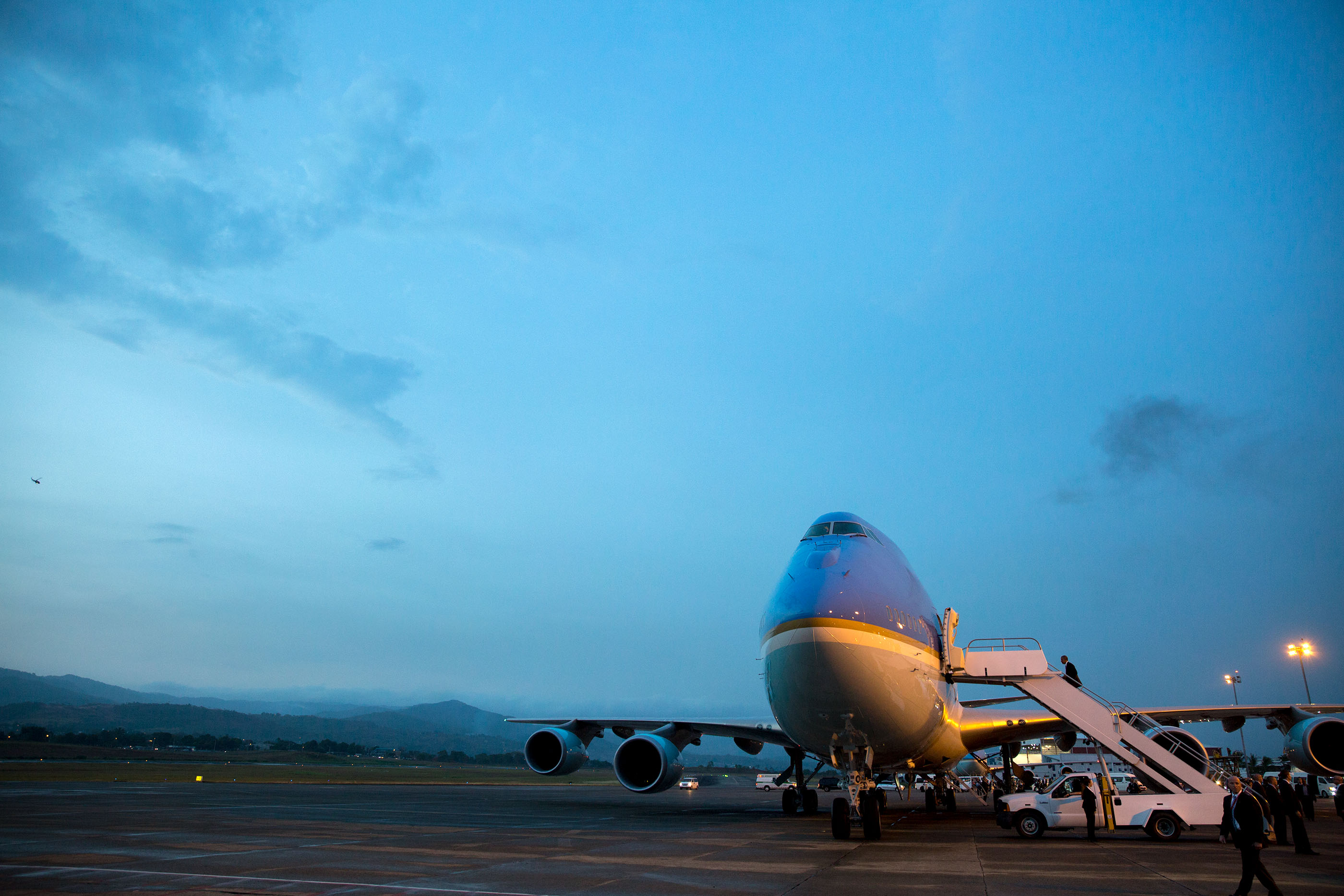 President Obama boards Air Force One in Panama. (Official White House Photo by Pete Souza)