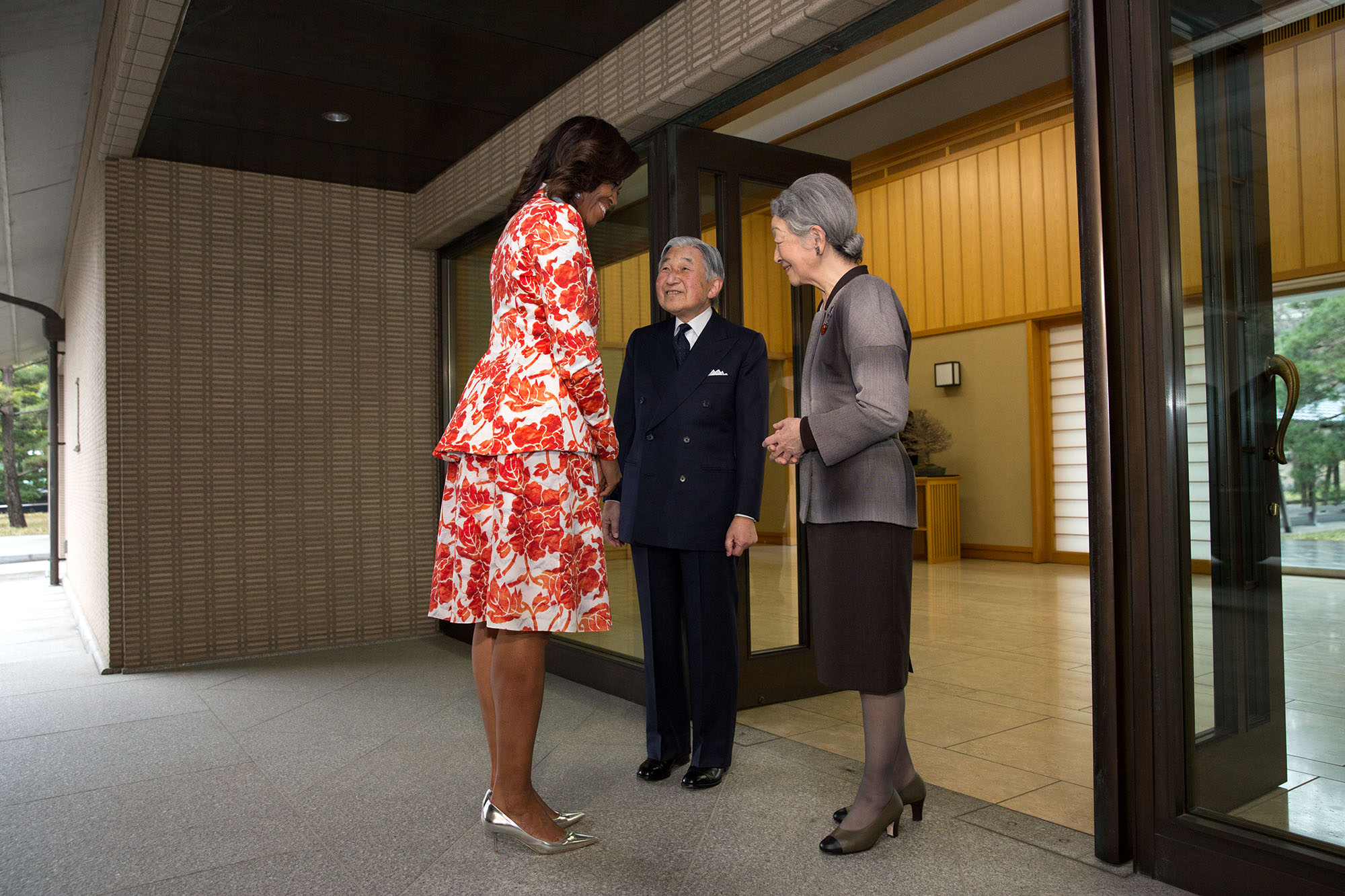 The Emperor and Empress greet the First Lady  at the Imperial Palace in Tokyo. (Official White House Photo by Amanda Lucidon)