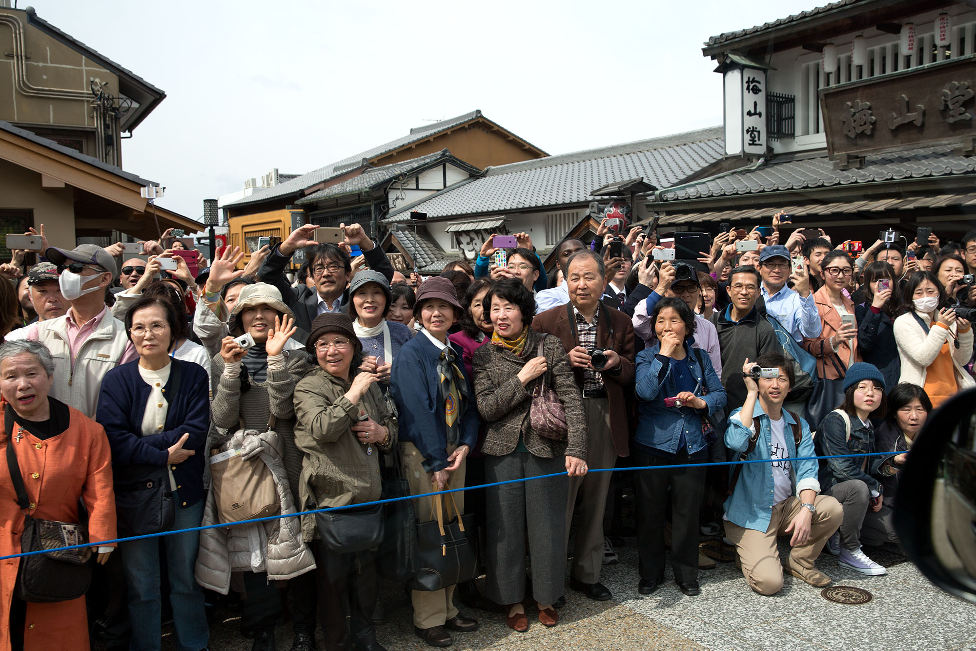 Bystanders watch the First Lady's motorcade in Kyoto. (Official White House Photo by Amanda Lucidon)