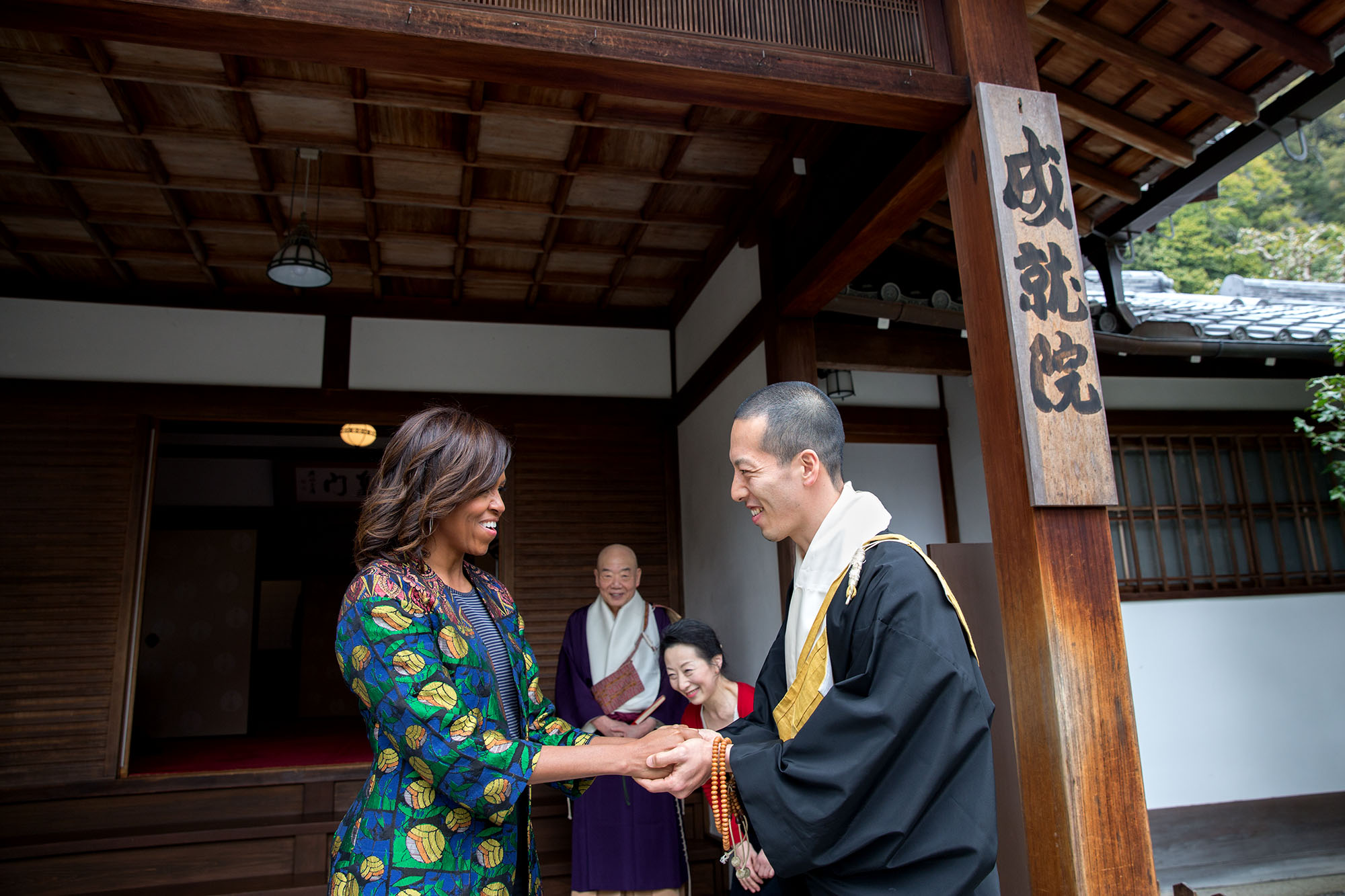 Eigen Onishi thanks the First Lady for her visit to Kiyomizu-dera Buddhist temple. (Official White House Photo by Amanda Lucidon)