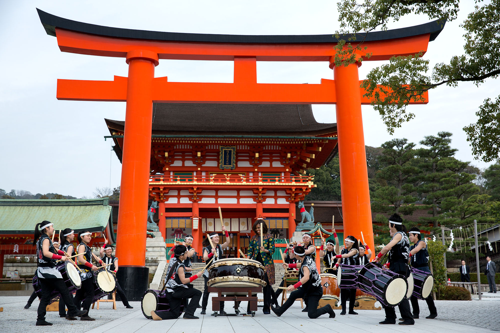 Taiko drummers perform with the First Lady at Fushimi Inari Shinto Shrine in Kyoto. (Official White House Photo by Amanda Lucidon)