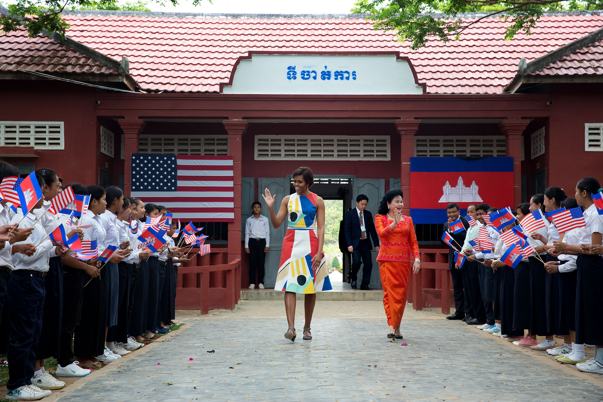 Students welcome First Lady Michelle Obama and First Lady Bun Rany as they arrive at Hun Sen Prasat Bakorng high school in Siem Reap, Cambodia. (Official White House Photo by Amanda Lucidon)