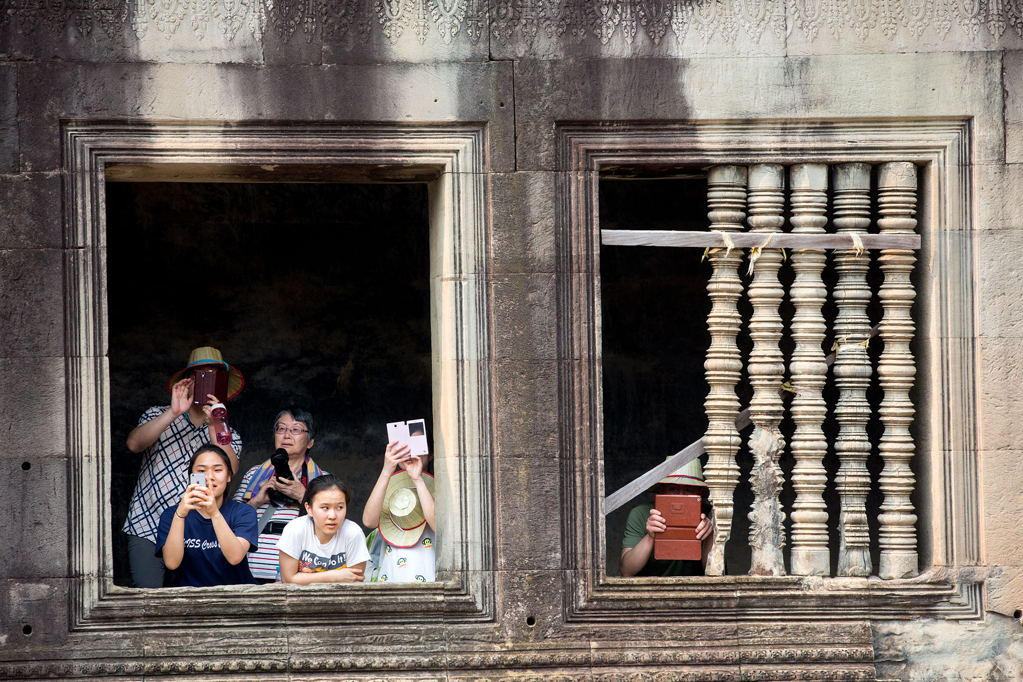 Bystanders take photos as the First Lady tours Angkor Wat. (Official White House Photo by Amanda Lucidon)