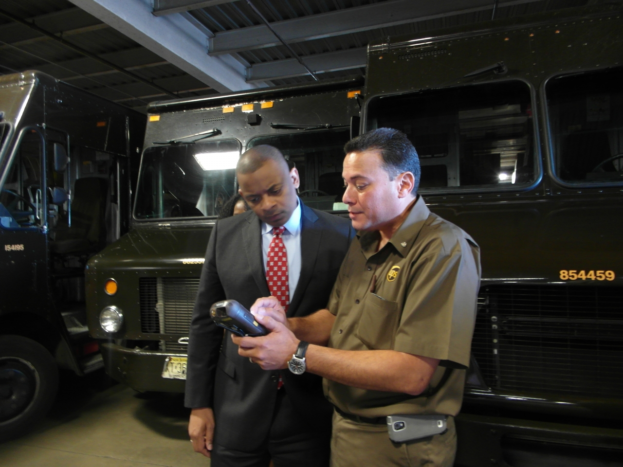 Secretary Anthony Foxx meets with UPS staff (1)
