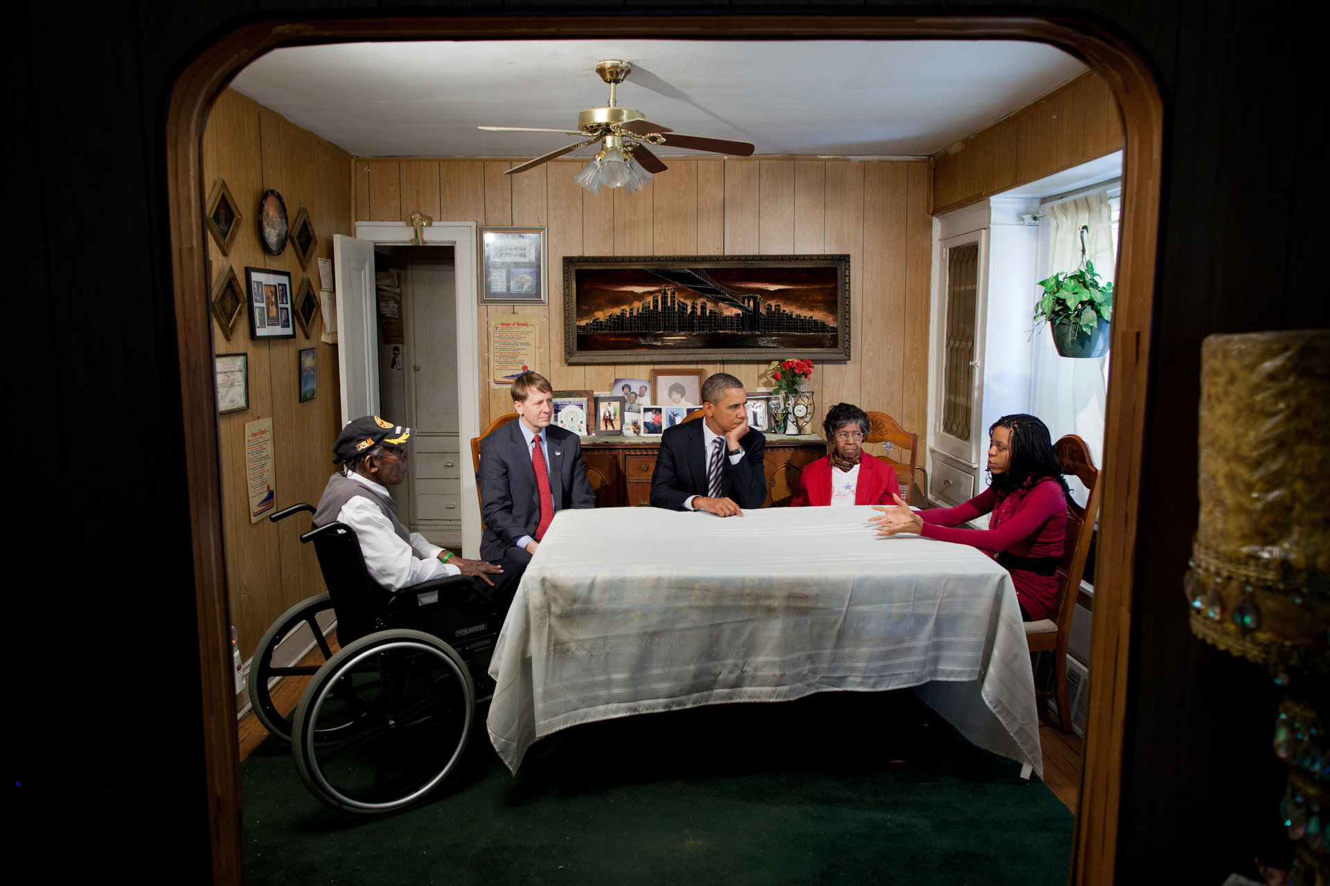 20120104 President Obama meets with the Eason family