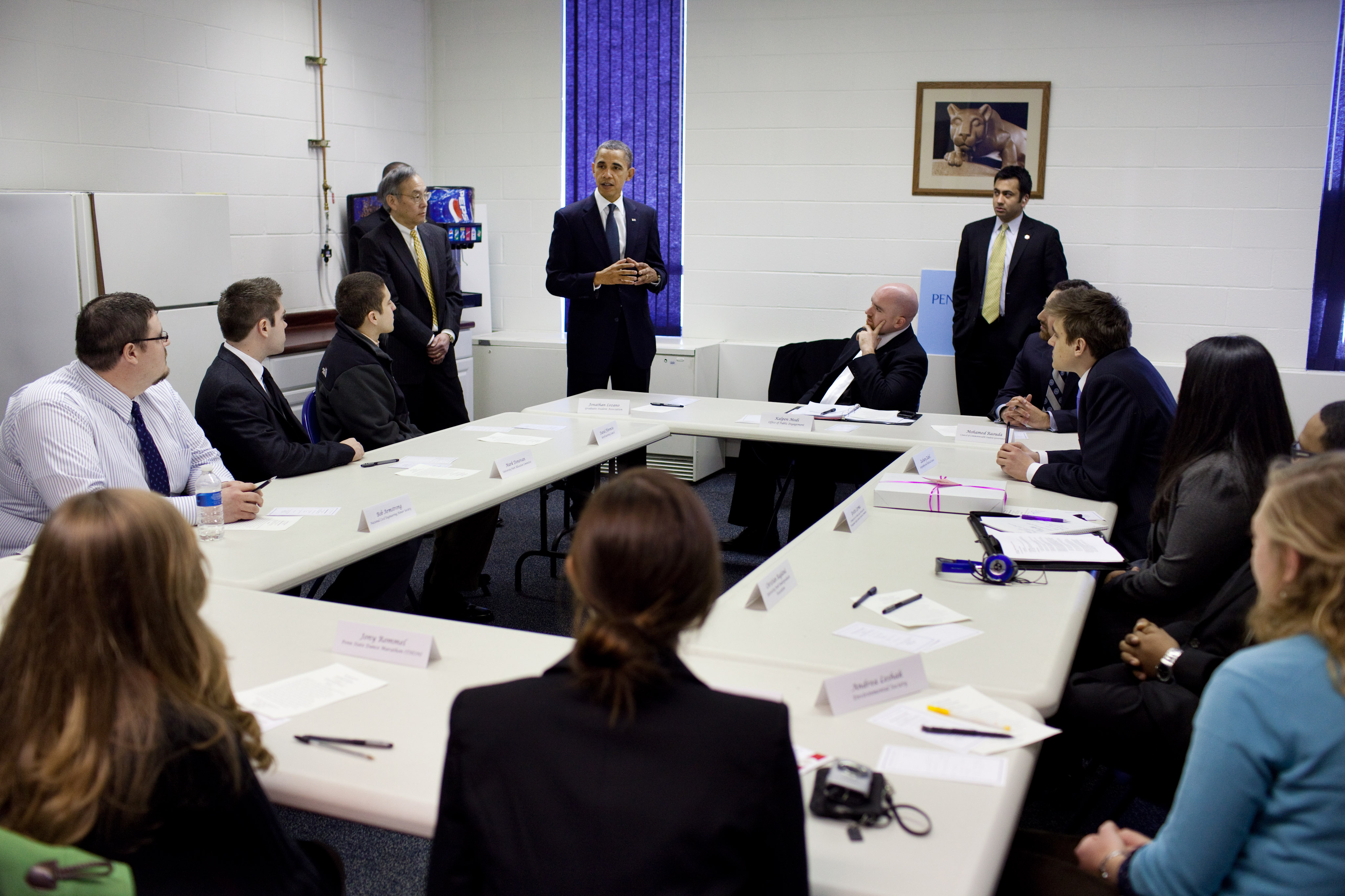 President Obama and Secretary Chu at Youth Roundtable