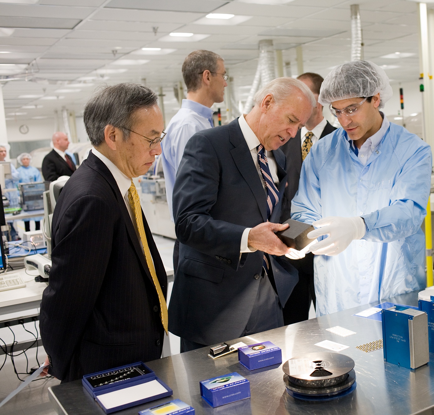 Vice President Biden and Secretary Chu at Cree in North Carolina