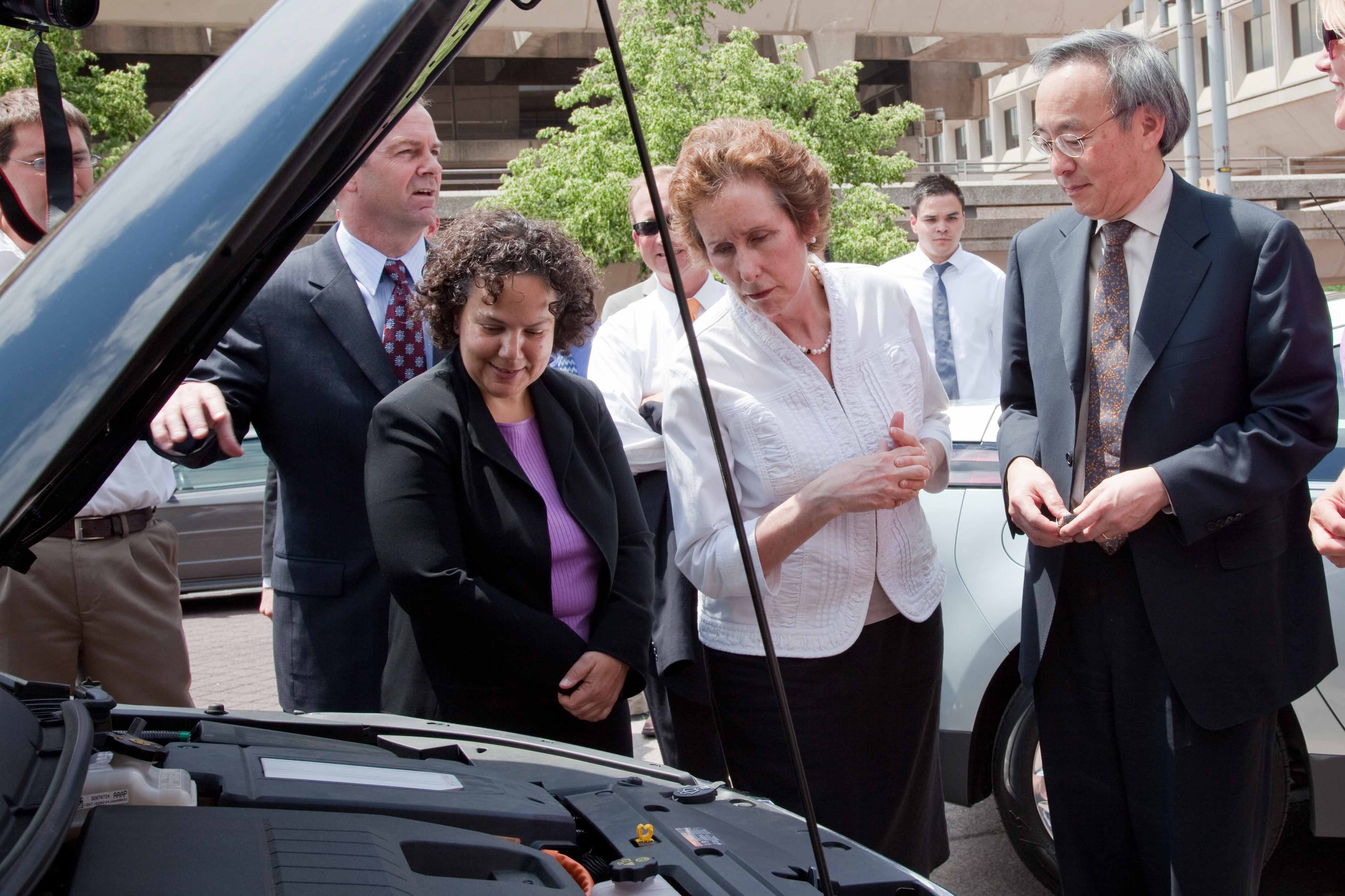 Chair Sutley, Secretary Chu and Administrator Johnson View EVs