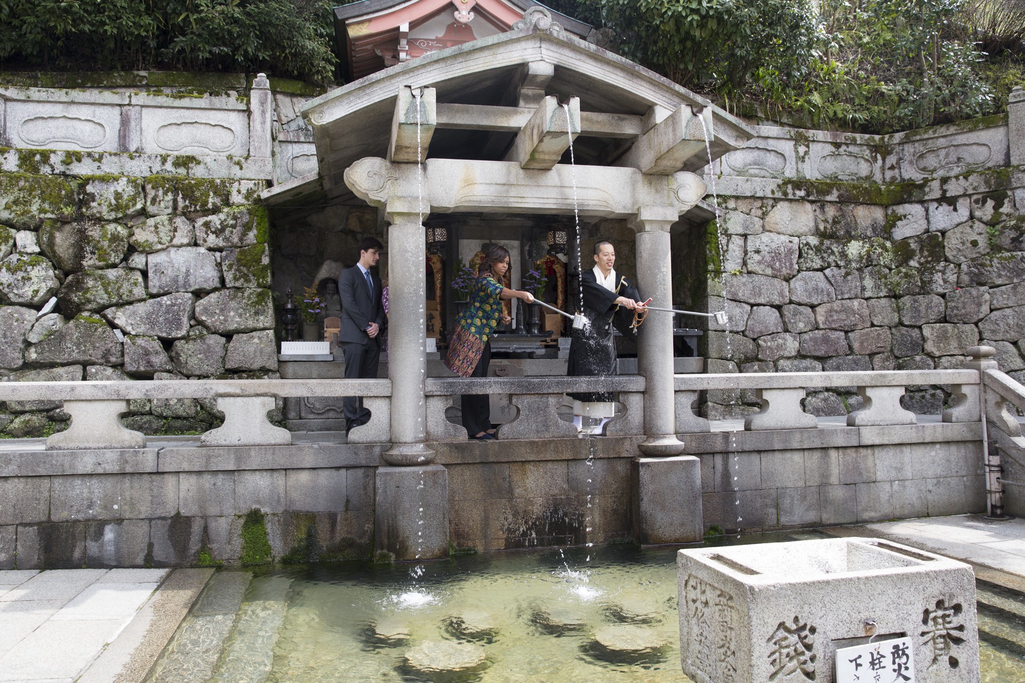 First Lady Michelle Obama, Ambassador Caroline Kennedy, Jack Schlossberg and Eigen Onishi, senior monk, Participate in the Ritual of Cleaning Hands