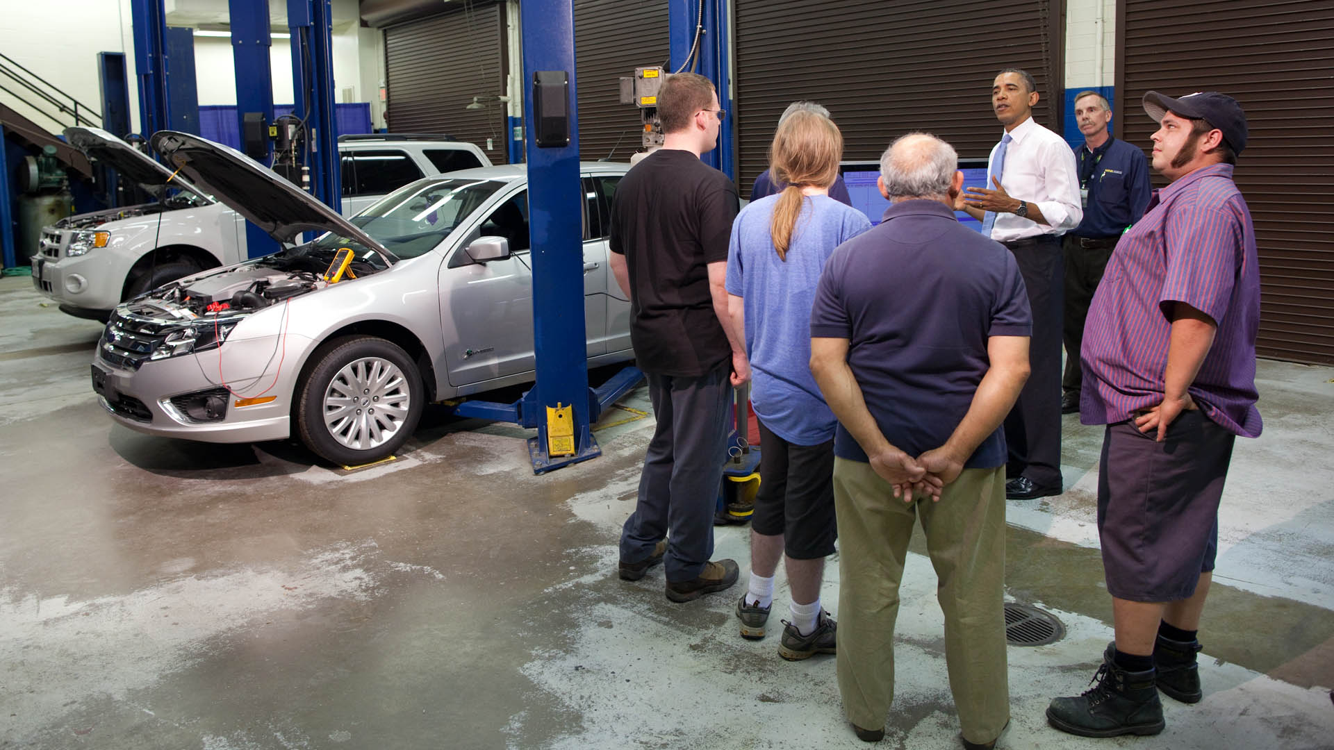 President Barack Obama talks with students and faculty will touring the General Auto Lab 