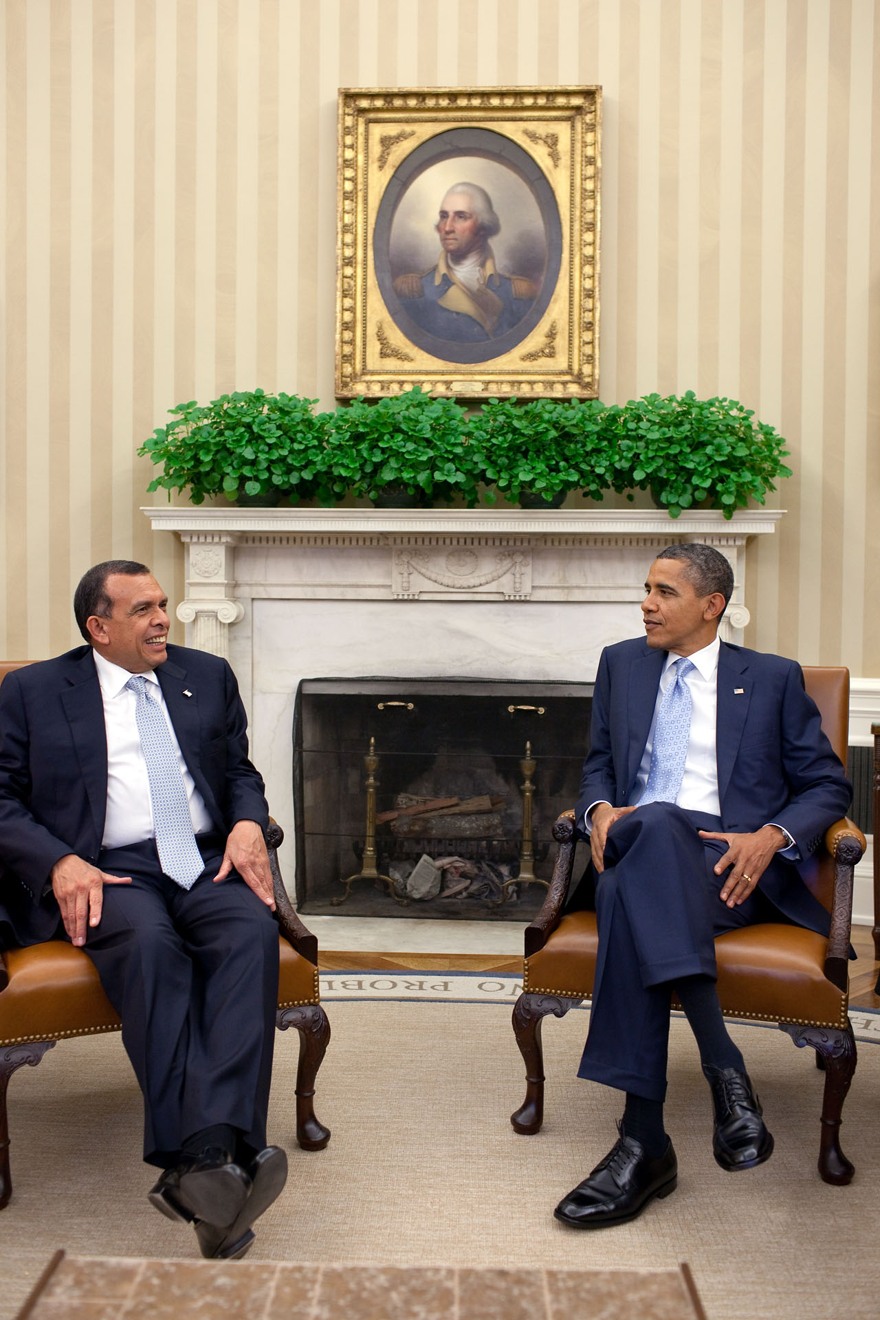 President Barack Obama meets with President Porfiro Lobo of Honduras