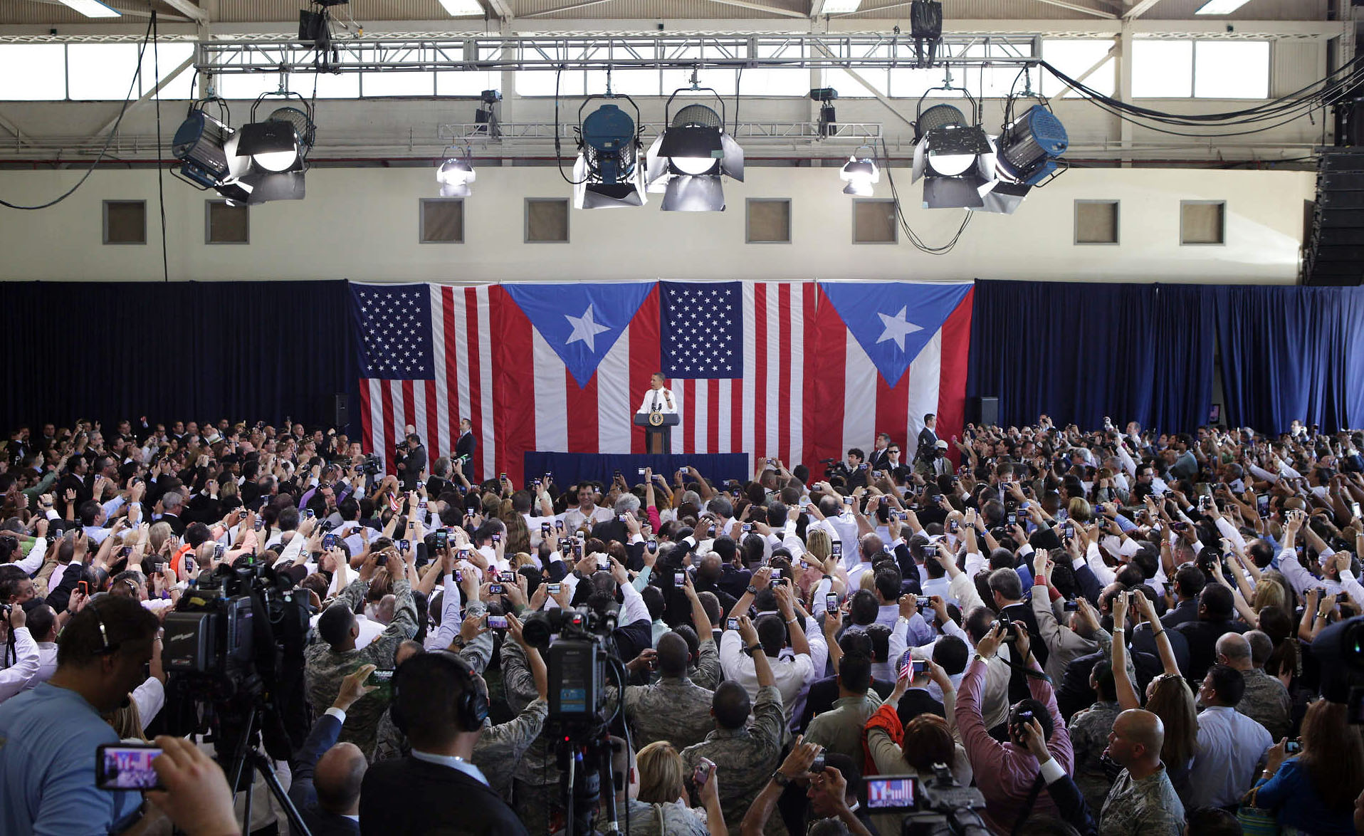 President Obama San Juan Airport [spanish caption]