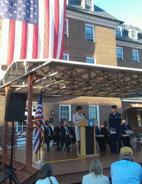 Valerie Jarrett habla en la ceremonia de naturalización de Alexandria, Virginia