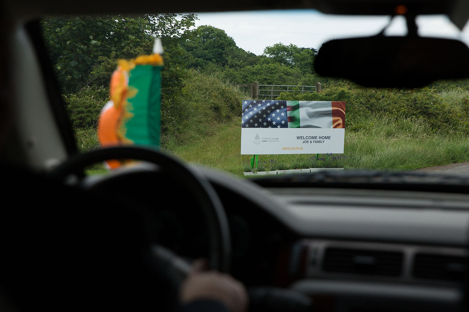 A sign along the side of the road welcomes Vice President Joe Biden and his family to County Louth, Ireland, June 25, 2016. (Official White House Photo by David Lienemann)