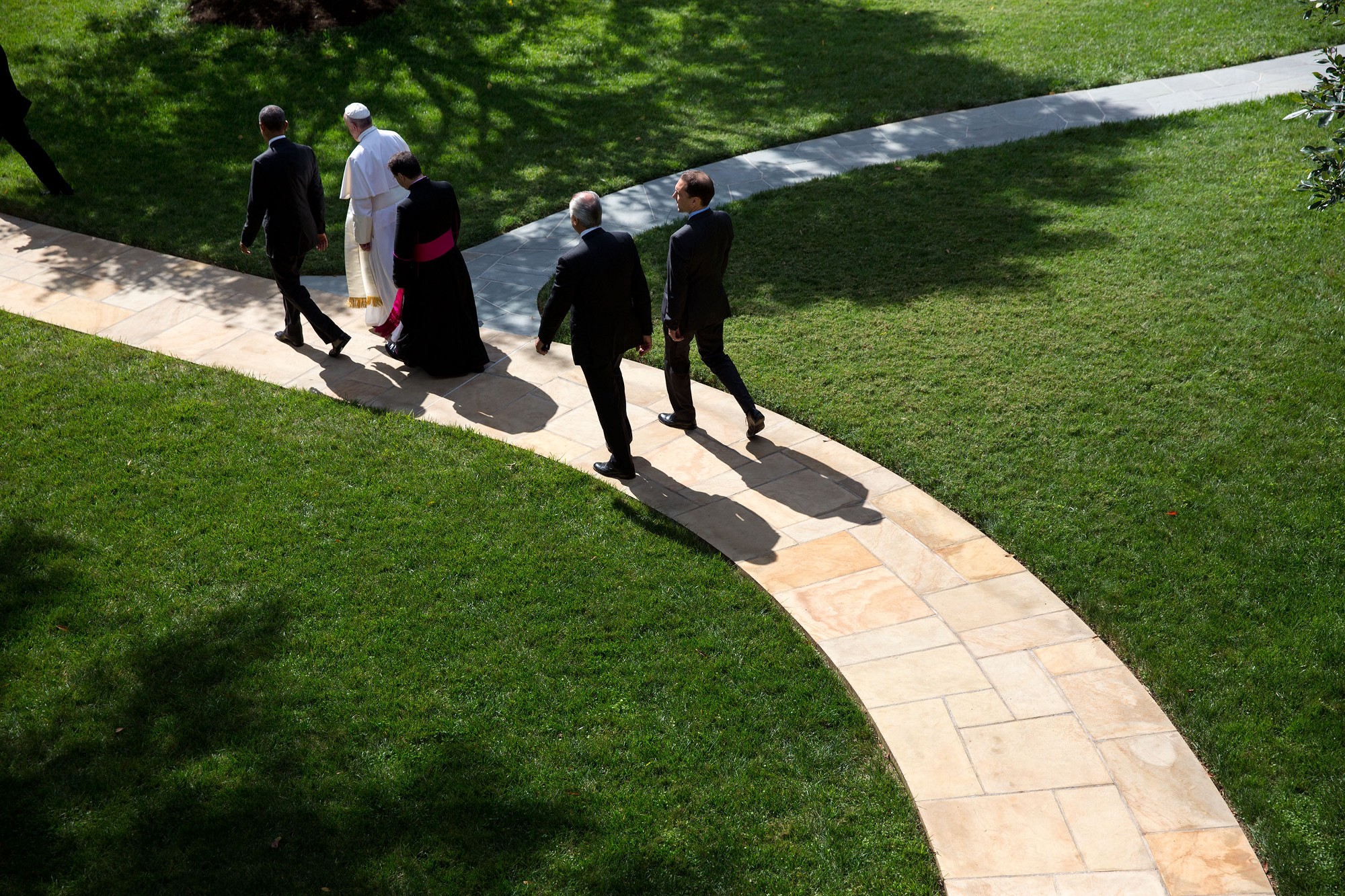 The President walks Pope Francis to his motorcade on the South Lawn. (Official White House Photo by Lawrence Jackson)