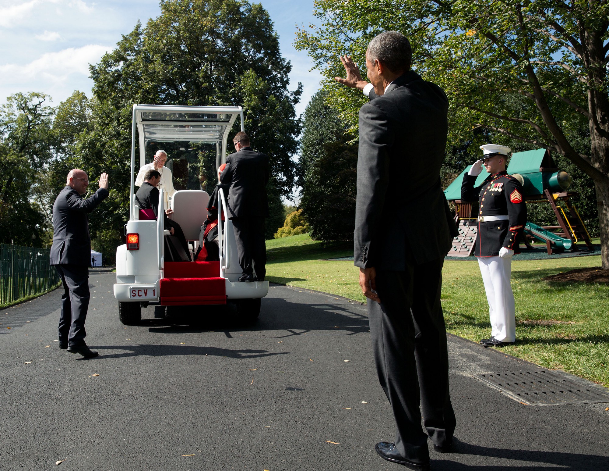 The President waves goodbye as Pope Francis departs in the Pope Mobile. (Official White House Photo by Pete Souza)