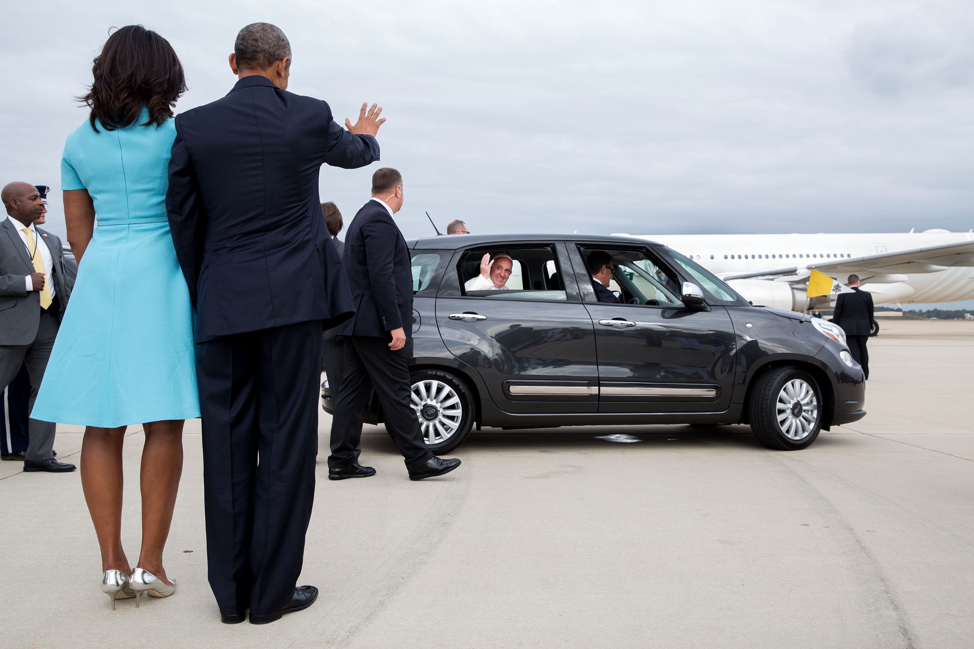 The President and First Lady wave to Pope Francis at the conclusion of the ceremony. (Official White House Photo by Pete Souza)